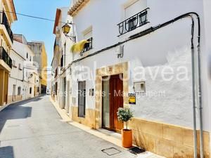 Maison de ville rénovée à louer à long terme dans la vieille ville de Javea